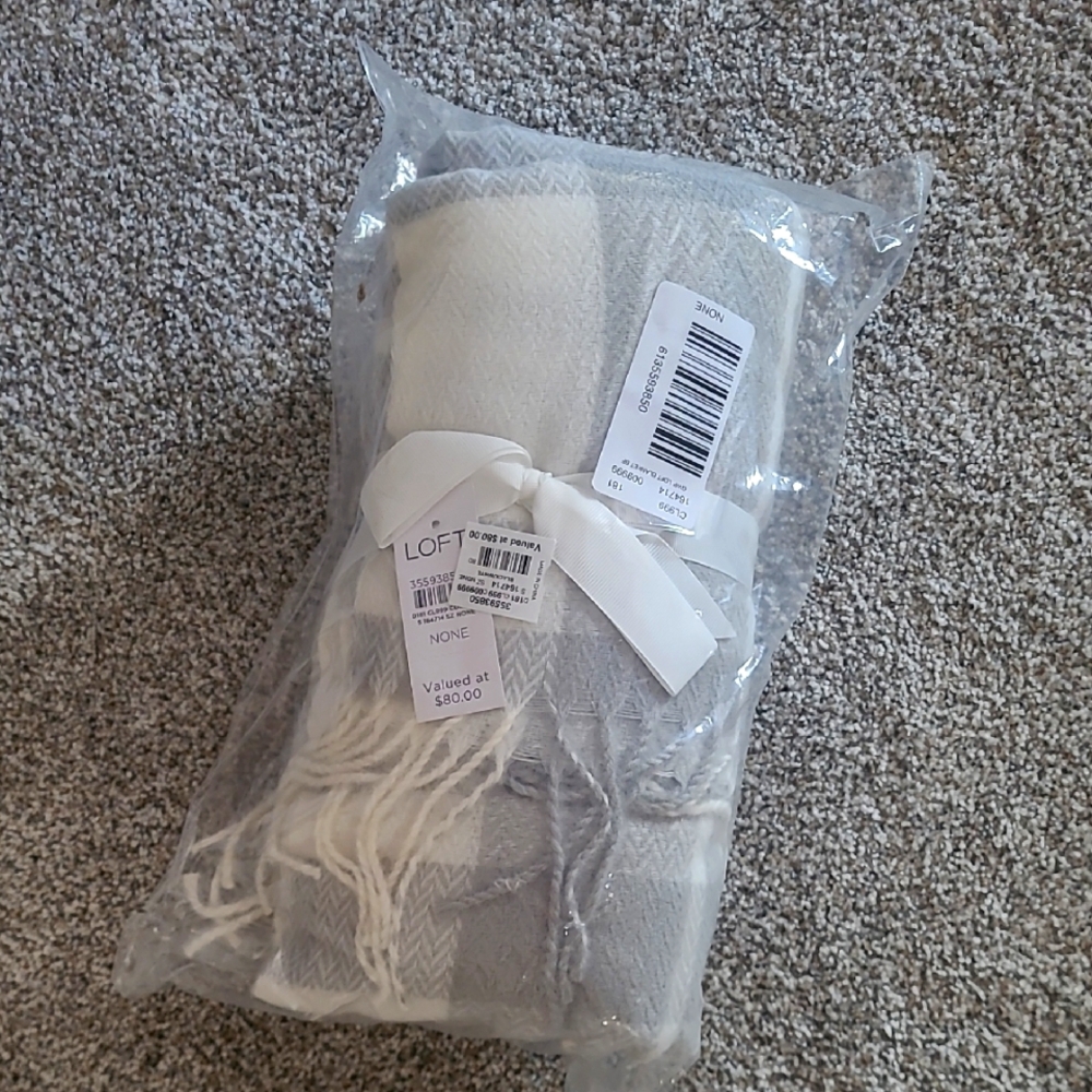 LOFT SCARF Soft Gray and White